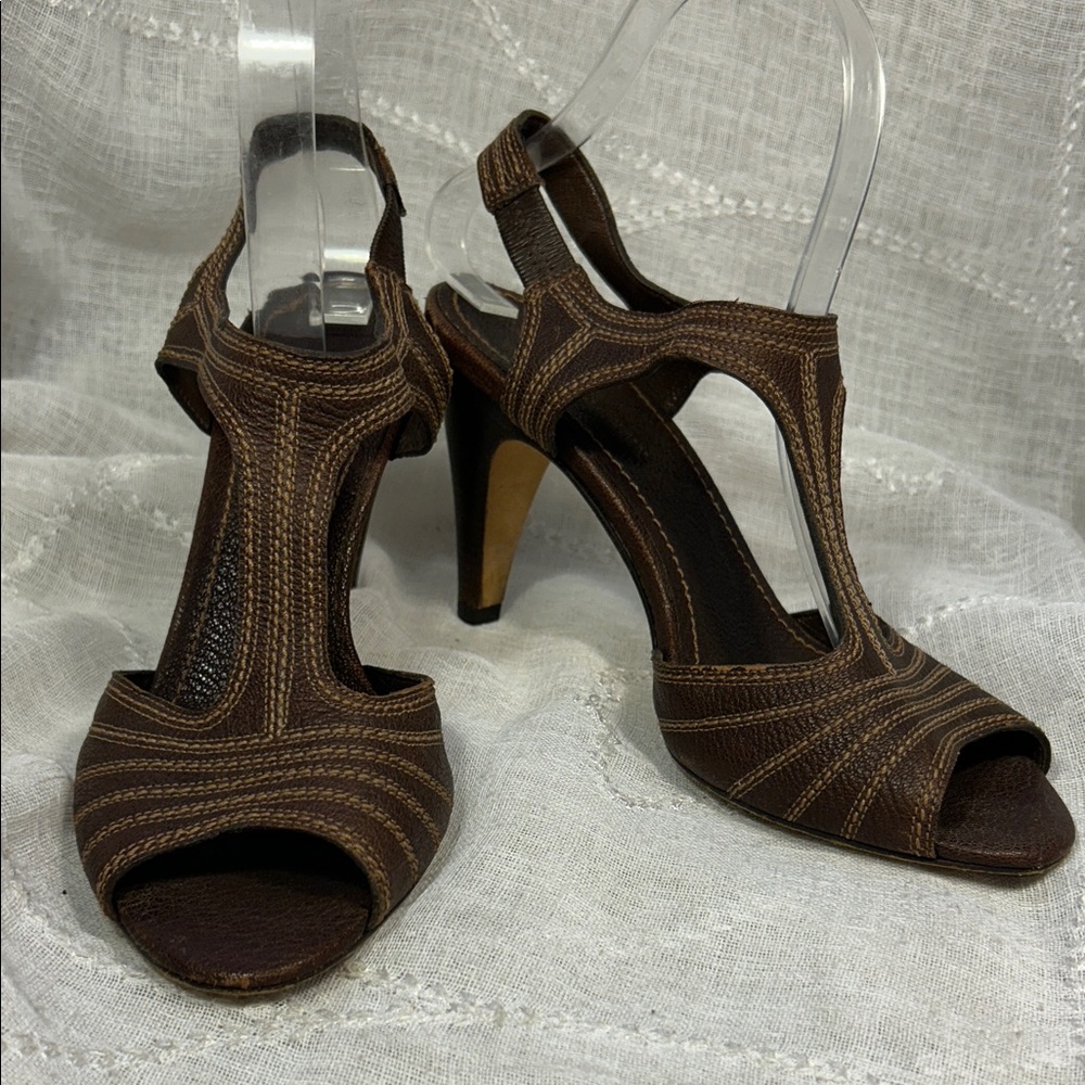 Banana Republic leather elegant T-strap leather heel